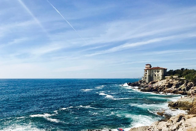 Castello Boccale Livorno costa rocciosa Toscana mare azzurro scogliere