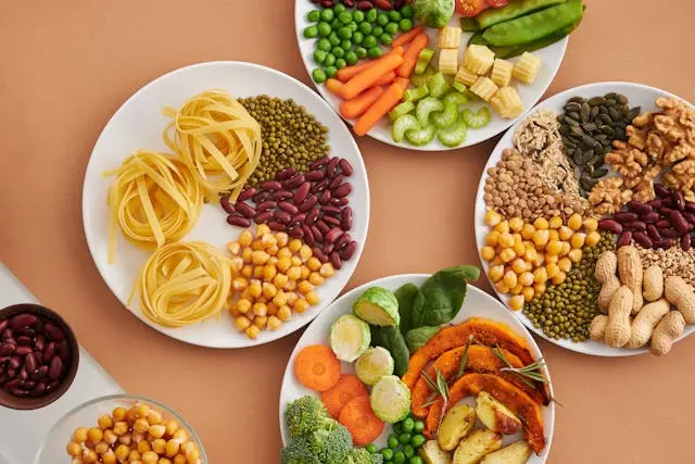 Benefici dieta mediterranea: piatti con pasta integrale, legumi, frutta secca, verdure fresche e cereali - alimenti base di questo modello alimentare