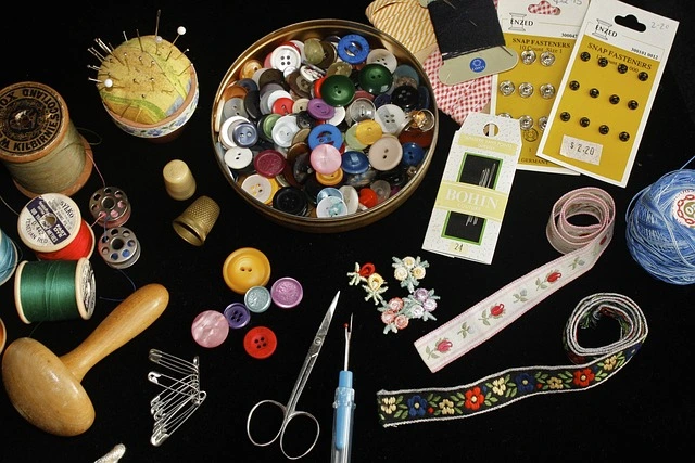 Kit completo per riparazione sartoriale: bottoni colorati, fili, forbici, nastri e accessori per la creatività ecura sostenibile dei vestiti